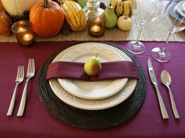 idées-décoration-table-automnale-citrouilles-petites-fruits-bougies