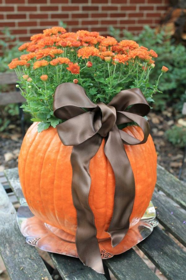 idées-décoration-table-automnale-citrouilles-ruban-fleurs