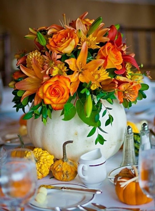 idées-décoration-table-automnale-citrouilles-vase-fleurs-orange