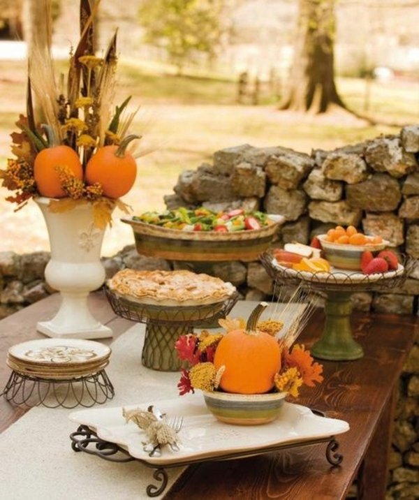 idées-décoration-table-automnale-citrouilles-vases-feuilles