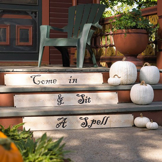 idées-originales-décoration-pour-Halloween-citrouilles-blanches-terrasse