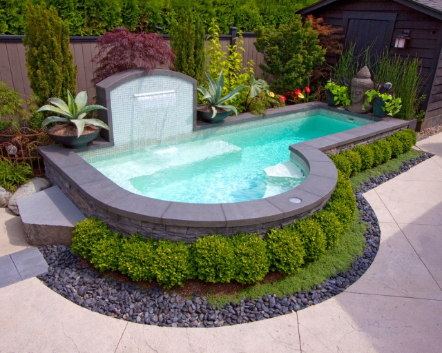 idées-piscine-jardin-atmosphère-agréable-cascade