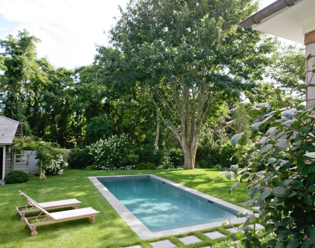 idées-piscine-jardin-atmosphère-agréable-chaises-longues piscine de jardin