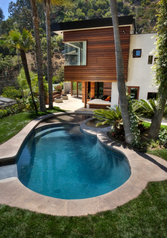 idées-piscine-jardin-atmosphère-agréable-palmiers