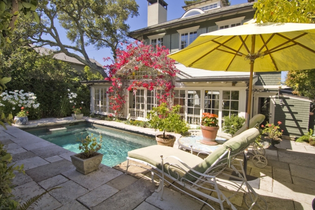 idées-piscine-jardin-atmosphère-agréable-parasol-jaune