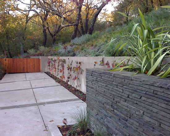 jardin-construire-mur-soutènement-idées-pierre-naturelle-grise