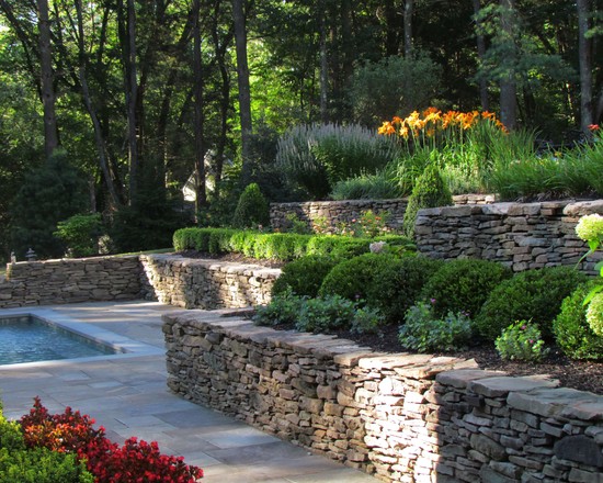 jardin-construire-mur-soutènement-idées-pierre-naturelle-jardin-niveaux