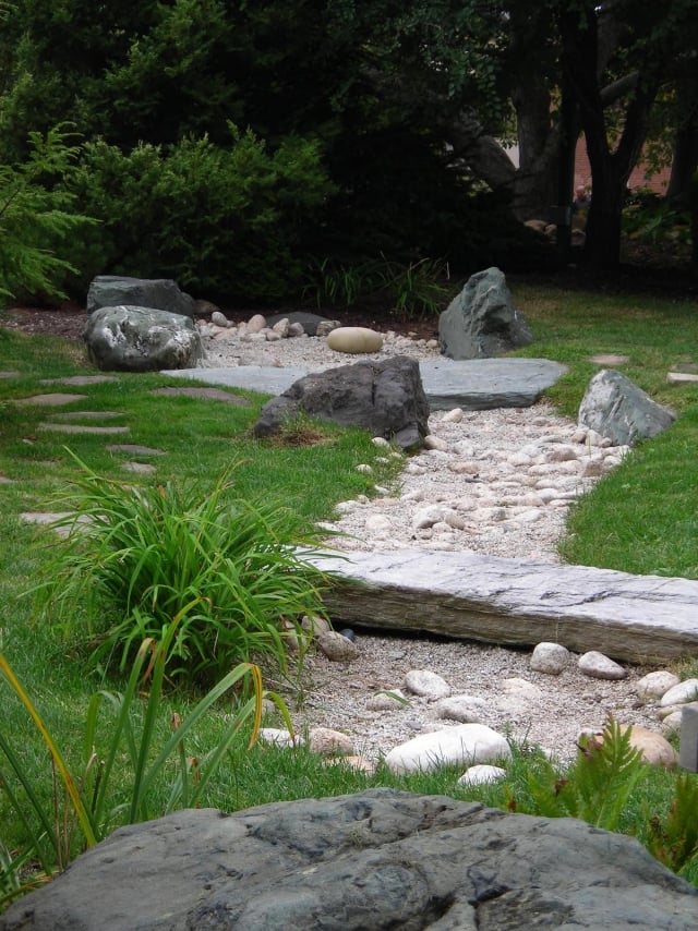 jardin de rocaille herbe-galets-rocher