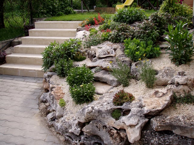 jardin de rocaille rochers-escalier-beton-plantes-vivaces