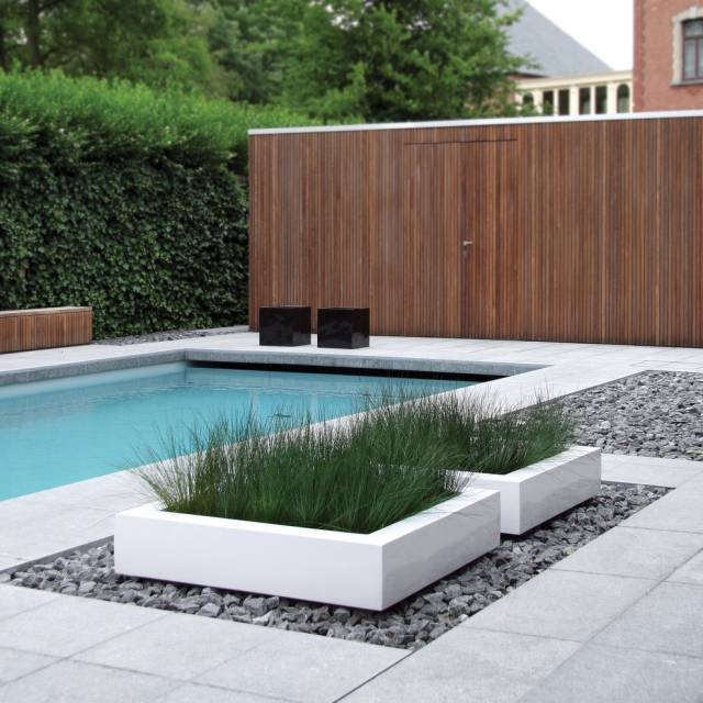 jardin-minimaliste-graminées-ornementales-gravier-formes-carrées