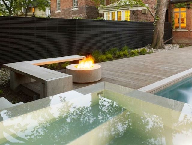 jardin-moderne-piscine-débordement-foyer-central-extérieur-banc-béton