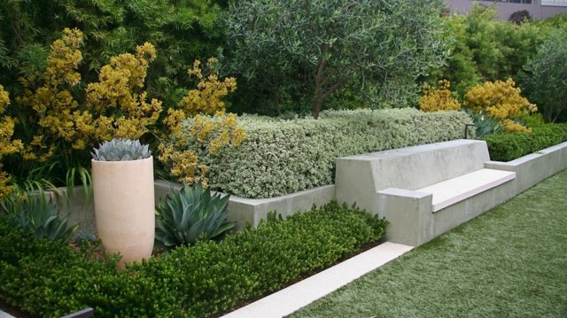 jardin-printemps-aménagement-jardinage-idées-plantes-vertes-banc-béton