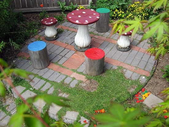 jeux de plein air pour enfants champignons-troncs-arbres-peints