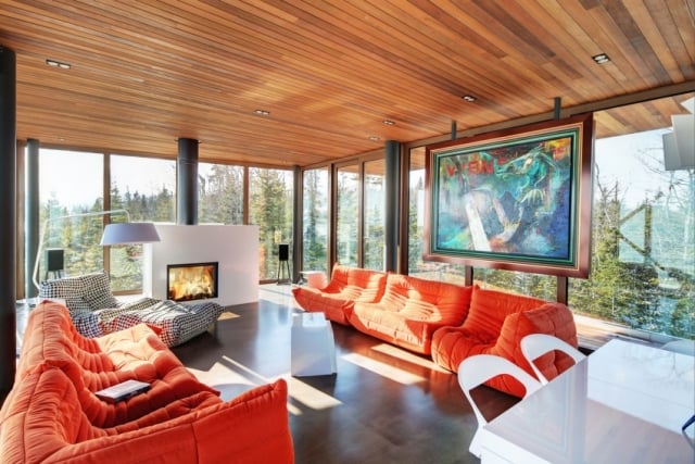 lambris-plafond-bois-cheminée-meubles-salon-orange