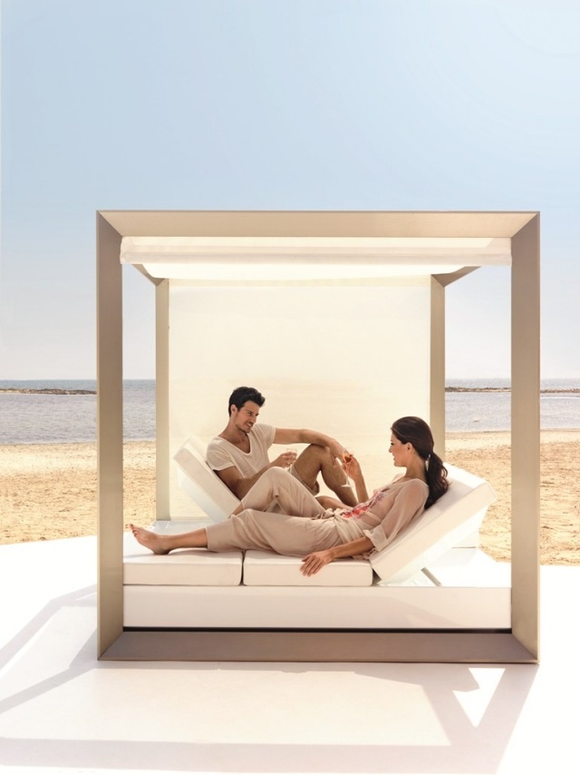 lit-extérieur-deux-personnes-store-ombrage-Ramón-Esteve-Vondom