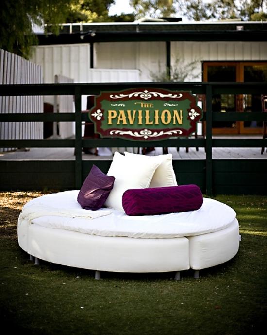 lit-jardin-rond-idées-relax-confort-terrasse-blanc-coussins-lilas 