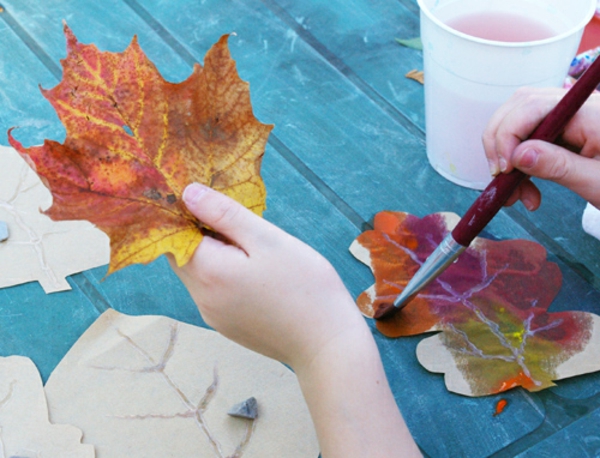 loisirs créatifs pour enfants peinture-feuilles-sèches-colorées