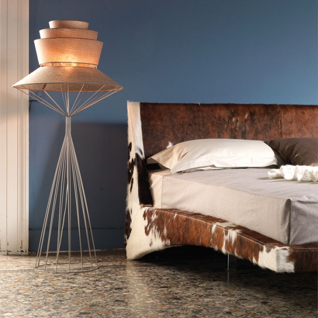 luminaires-design-spectaculaires-idées-chambre-coucher-lampe-moderne-métal-abat-jour-intéressant-tissu