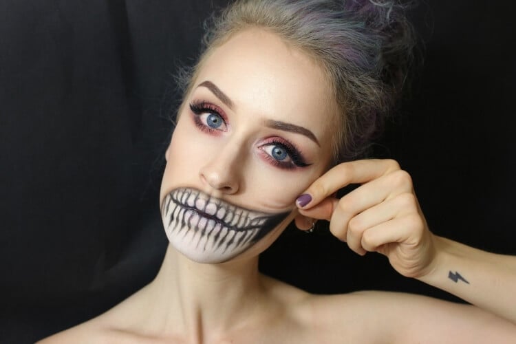magnifique make up noir blanc pour halloween femme bouche squelette