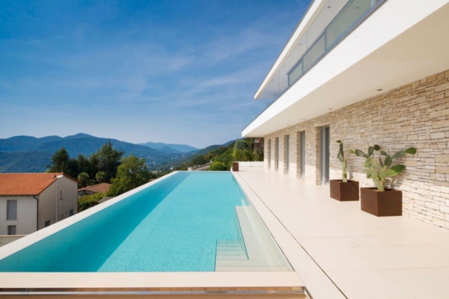 maison-architecture-contemporaine-piscine-extérieure-débordement