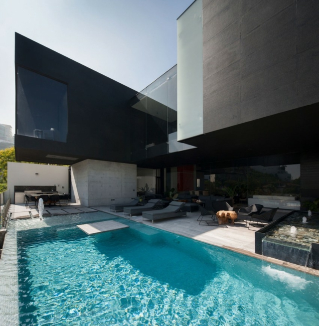 maison-architecture-minimaliste-piscine-extérieure-encastrée