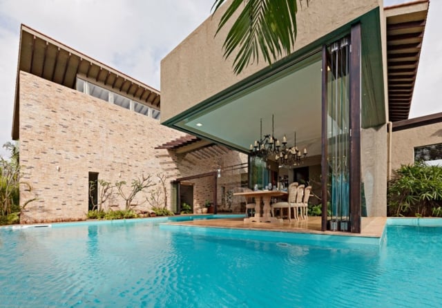 maison-architecture-super-piscine-extérieure-débordement