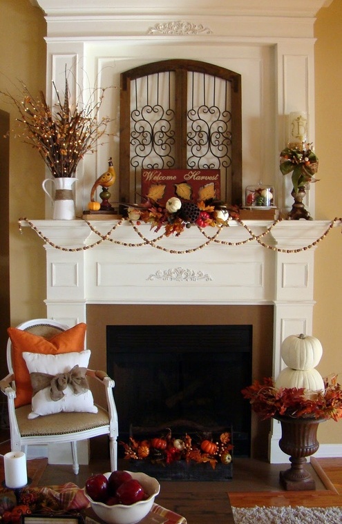maison-déco-automne-originale-cheminée-décorée-feuilles-citrouilles-coussins