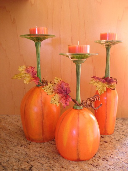 maison-déco-automne-originale-citrouilles-feuilles-automnales-bougies