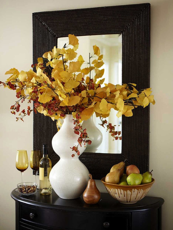 maison-déco-automne-originale-feuilles-jaunes-bouquet-fruits