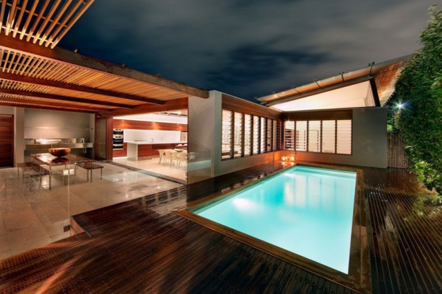 maison-design-moderne-magnifique-piscine-encastrée-terrasse-bois