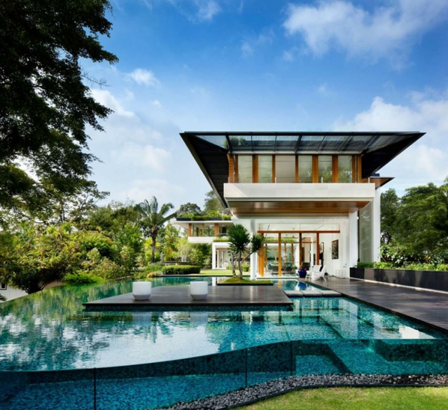 maison-style-asiatique-piscine-extérieure-paroi-transparente
