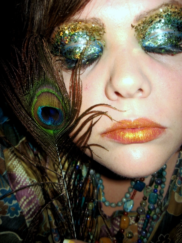 maquillage-plumes-strass-idées-costumes-Halloween-magnifiques