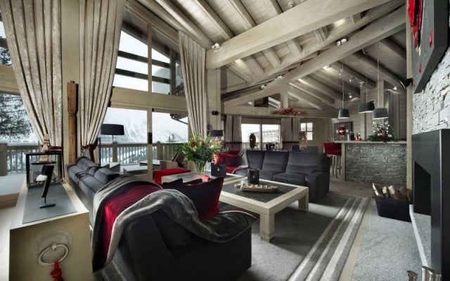 meubles-salon-noir-gris-rouge-chalet-montagne-plafond-solives-apparentes