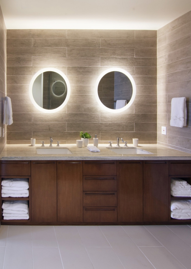 miroirs-ronds-lumineux-LED-salle-bains-meuble-bois