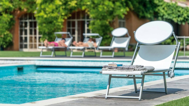 mobilier-extérieur-design-moderne bain de soleil parasol-EMU