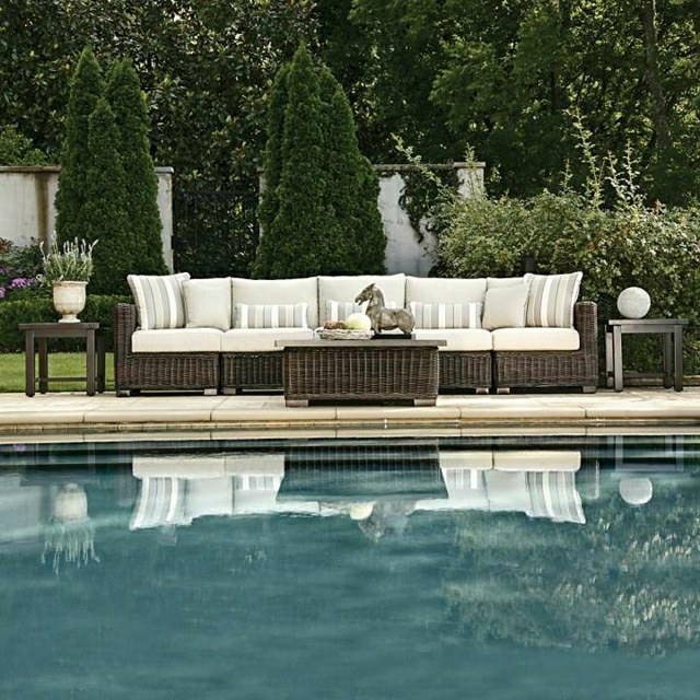 mobilier-extérieur-tressé-ensemble-canapé-table-basse-piscine