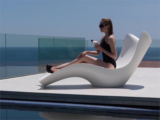 mobilier extérieur design chaise-longue Karim-Rashid-Surf-vondom-