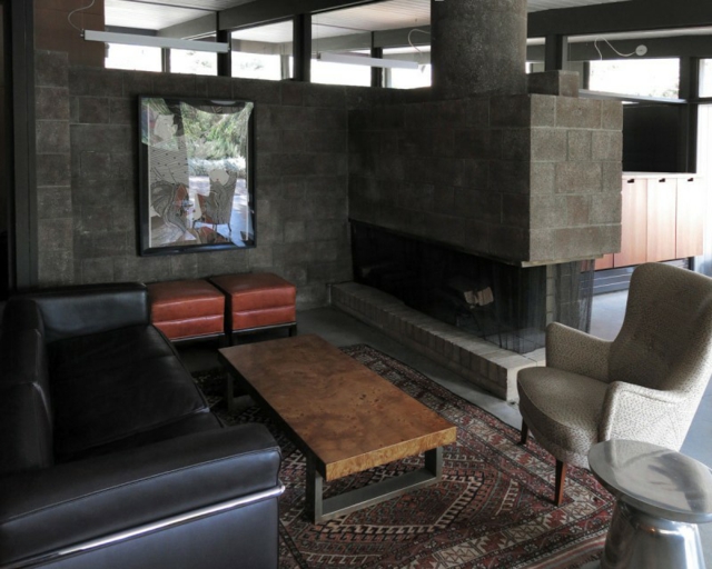 moderne aménagement de salon table-basse-bois-canapé-cuir