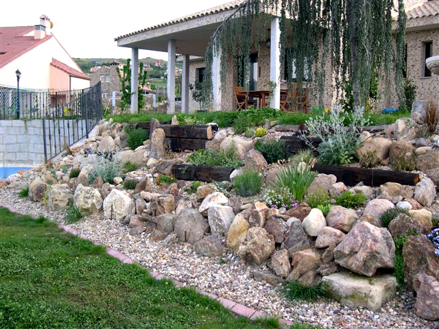 moderne jardin de rocaille grandes-pierres-herbes