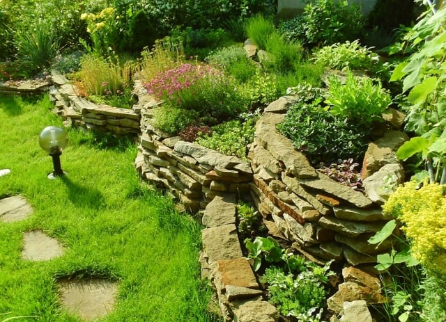 moderne-jardin-de-rocaille-murette-pierres