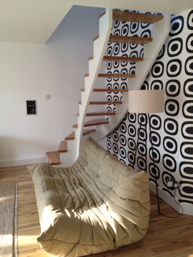 moderne-salon-design-escalier-balustrade-marches-bois-blanc