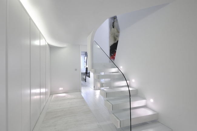 moderne-salon-design-escalier-balustrade-verre