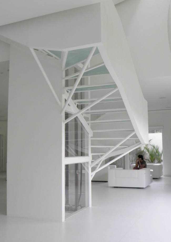 moderne-salon-design-escalier-blanc-élégant-épuré