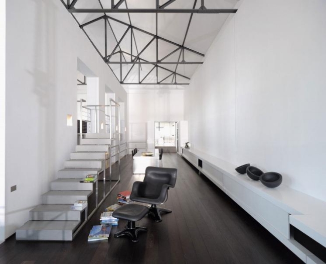 moderne-salon-design-escalier-blanc-épuré