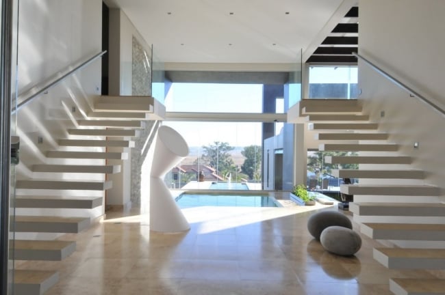 moderne-salon-design-escalier-flottants-marches-blanches escaliers design et modernes