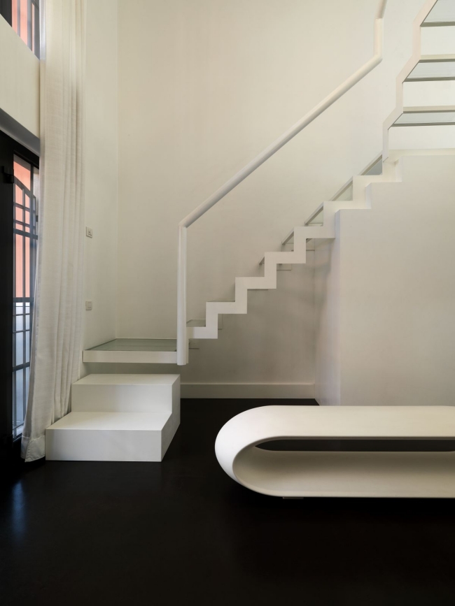 moderne-salon-design-escalier-marches-blanches-balustrade
