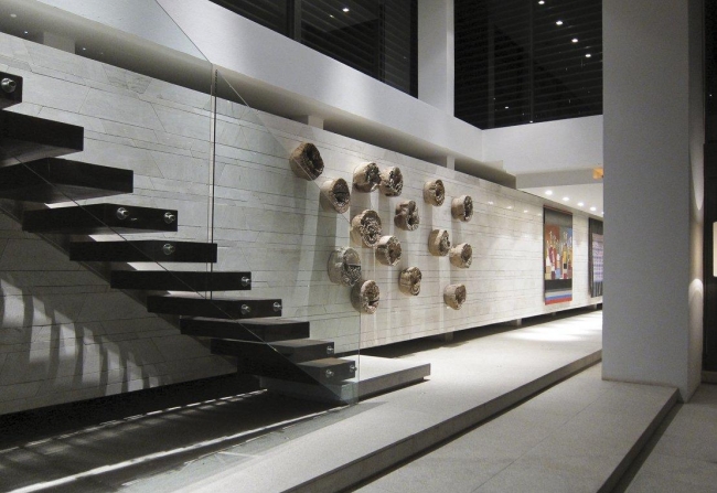 moderne-salon-design-escalier-marches-noires-balustrade-transparente