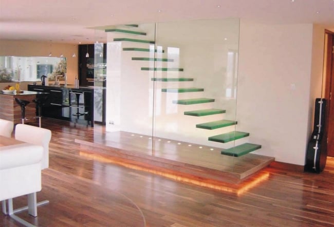 moderne-salon-design-escalier-marches-verre-balustrade-transparente
