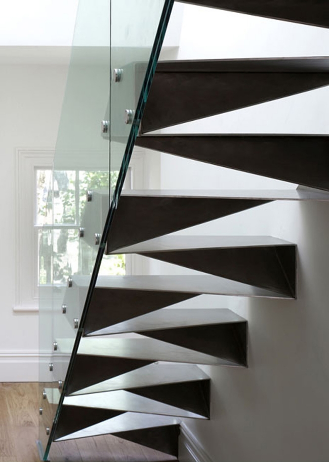 moderne-salon-design-escalier-métal-verre-intéressant