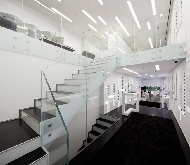 moderne-salon-design-escalier-style-élégant-balustrade-transparente